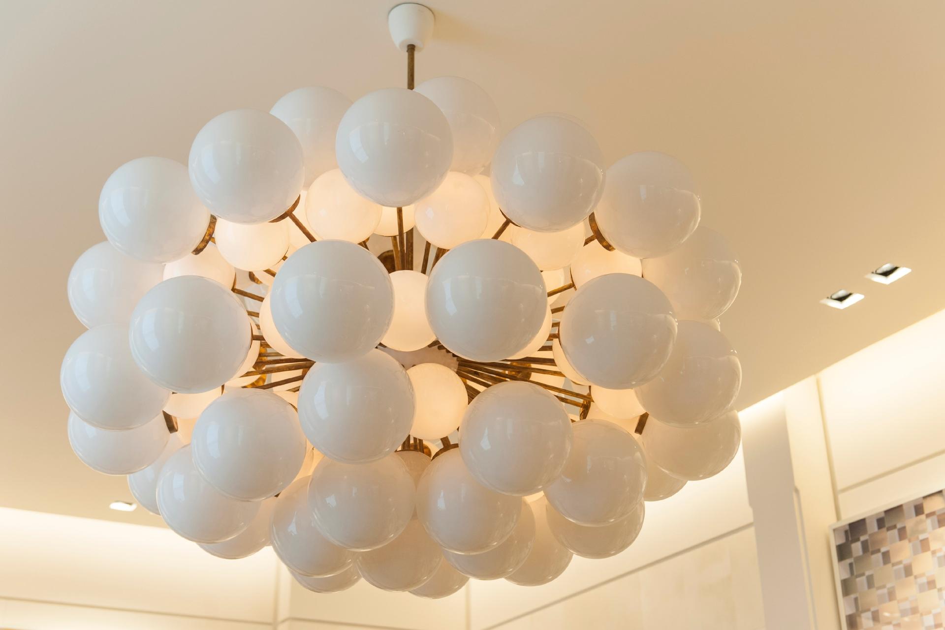 Datado de 1970, o lustre italiano, encontrado na KCase Galeria (www.kcase.com.br), é feito em murano e tem 140 cm x 130 cm de altura. A peça está à mostra no espaço de Roberto Migotto na edição paulistana da Casa Cor 2016 - Katia Kuwabara/UOL