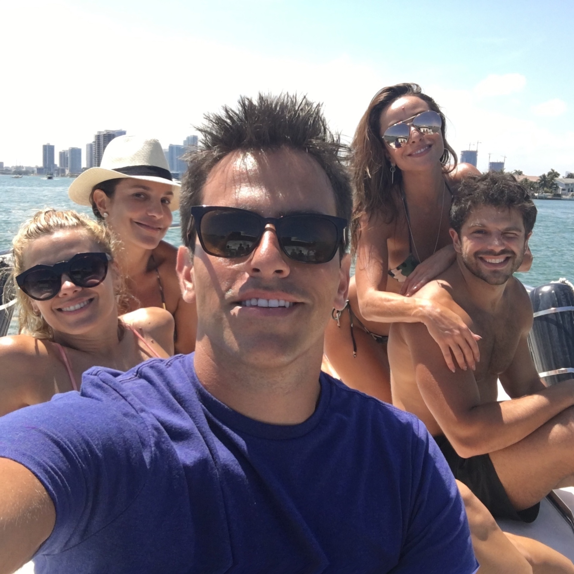 Rodrigo Branco leva seus amigos famosos para curtirem férias em Orlando (EUA), com todas as despesas pagas por empresas que querem ser divulgadas na internet. O empresário, que foi diretor de TV no Brasil, já reuniu no mesmo barco Carolina Dieckmann, Ivete Sangalo, Sabrina Sato e Duda Nagle - Rodrigo Branco/Arquivo pessoal