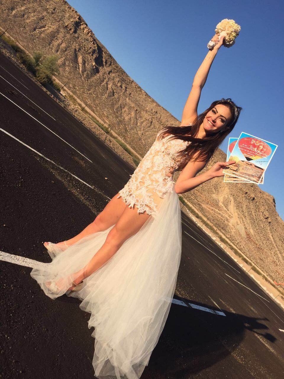 Laura usou um vestido de noiva nada tradicional e não escondeu a satisfação com o modelo curto de renda - Divulgação/dgvipservices/r2assessoria