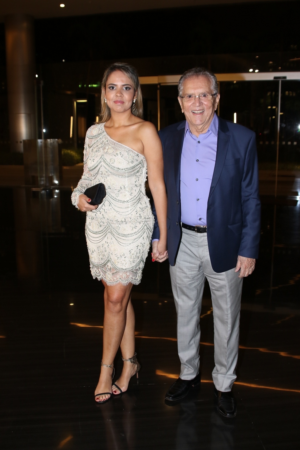 20.out.2016 - Carlos Alberto de Nóbrega comparece à festa de aniversário do Rodrigo Faro com a nova namorada, a médica Renata - Thiago Duran/AgNews