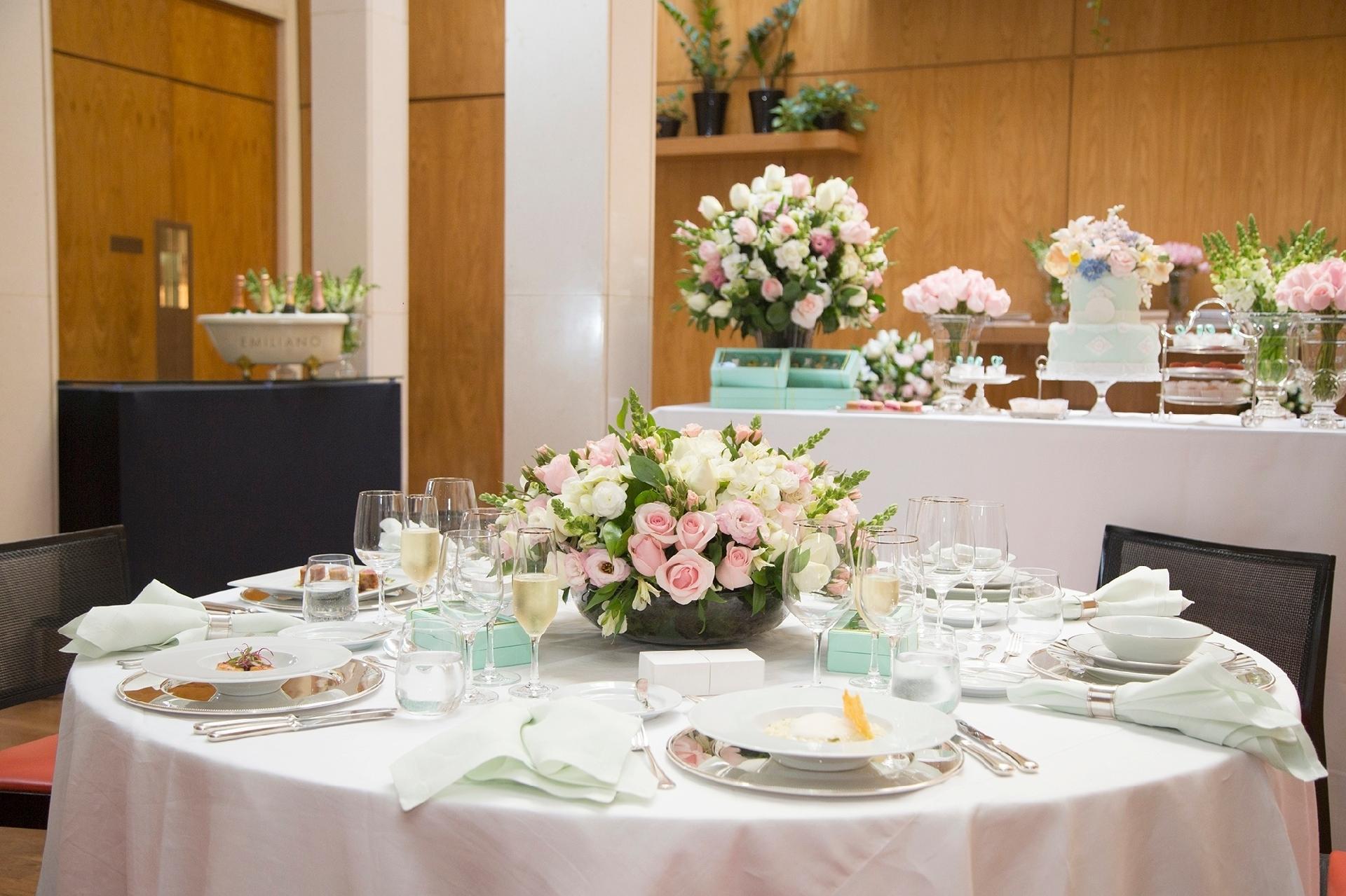 Ao escolher o local, pense na luz. Se houver iluminação natural, aproveite-a para realçar o clima romântico e leve, como o dado pela decoração em tons pastel, com flores delicadas e grandes mesas redondas. Nesta ambientação, produzida pelo "Diário de Volta pra Casa", o espaço foi pensado para 40 pessoas, sendo cada mesa para seis convivas - Maíra Preto/ Divulgação