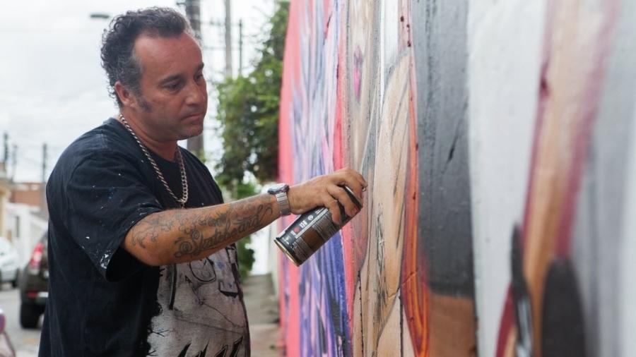 O artista Binho Ribeiro, um dos grafiteiros mais expressivos da Zona Norte de São Paulo - Raquel Cunha/Folhapress