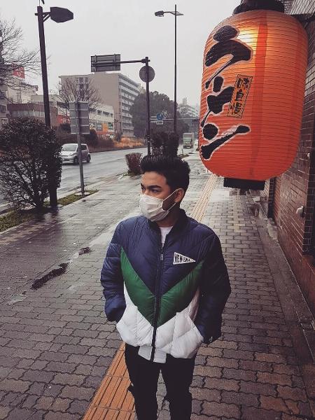 Yudi anda pelas ruas do Japão usando máscara cirúrgica - Reprodução/Instagram/yuditamashiro - Reprodução/Instagram/yuditamashiro