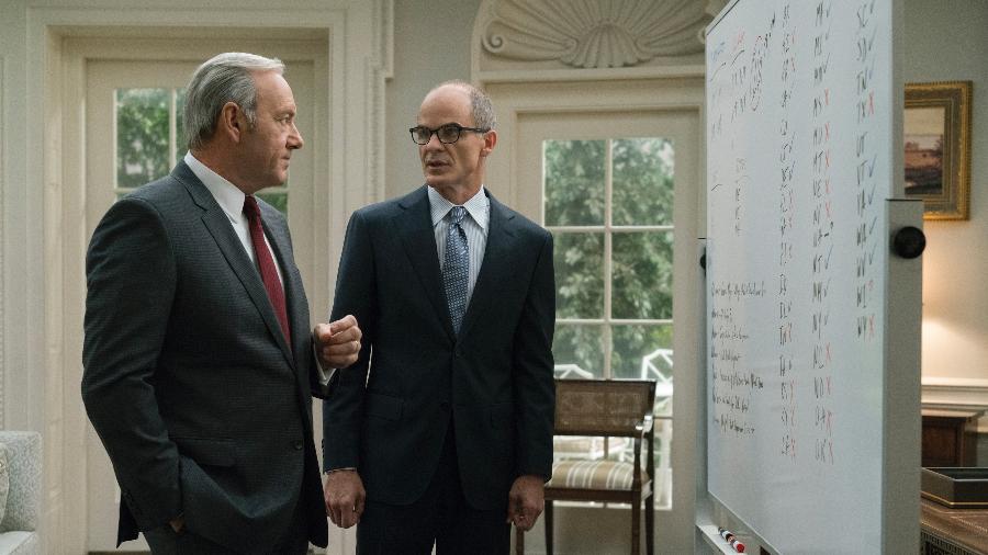 Frank (Kevin Spacey) e Doug (Michael Kelly) contam votos na Casa Branca em cena da quinta temporada de "House of Cards" - David Giesbrecht/Netflix/Divulgação