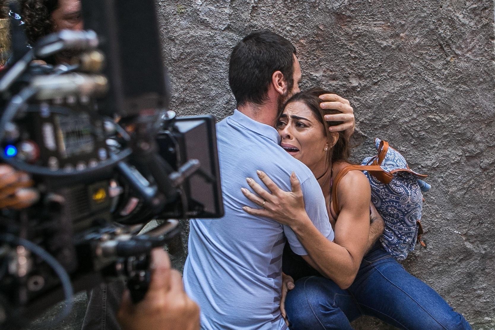 Bibi (Juliana Paes) ajuda Rubinho (Emilio Dantas) a fugir da prisão em "A Força do Querer" - Raquel Cunha/TV Globo