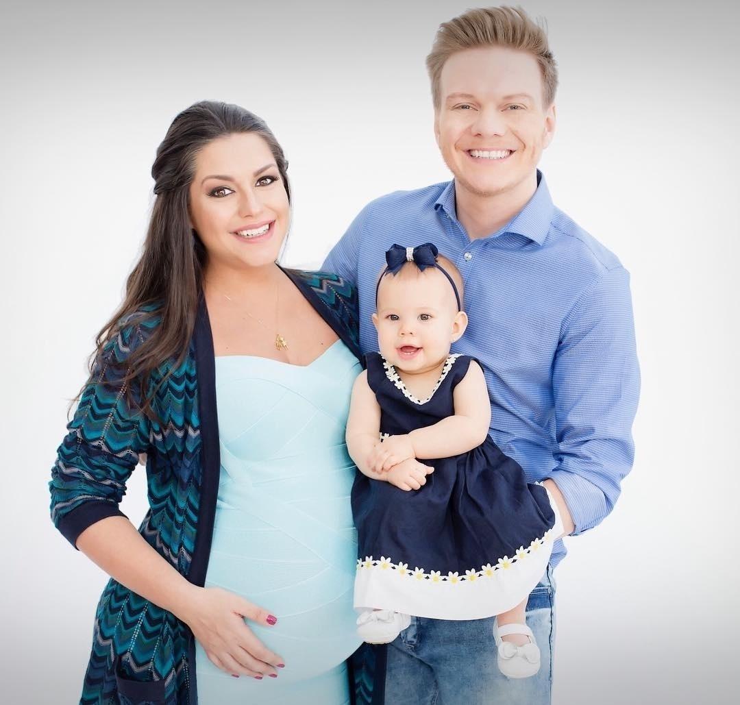 Gravidíssima, Thais Fersoza posa com o marido, Michel Teló, e a filha, Melinda - Thalita Castanho e Reprodução/Instagram