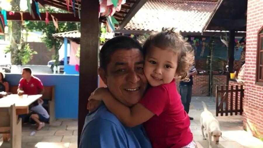 Zeca Pagodinho grava vídeo com a neta e tranquiliza fãs em primeira aparição após acidente com quadriciclo - Reprodução/Instagram/zecapagodinho