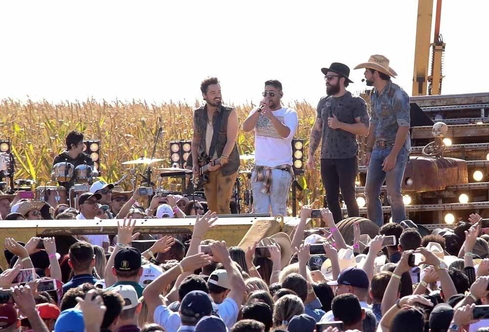 Fernando e Sorocaba recebem Jorge e Mateus na gravação do DVD de 10 anos de carreira em uma plantação de milho em Holambra, interior de São Paulo - Cláudio Augusto/Brazil News