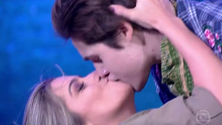 Nicolas Prattes e Mayara Araújo trocam beijão no final da apresentação na "Dança dos Famosos" - Reprodução/TV Globo - Reprodução/TV Globo