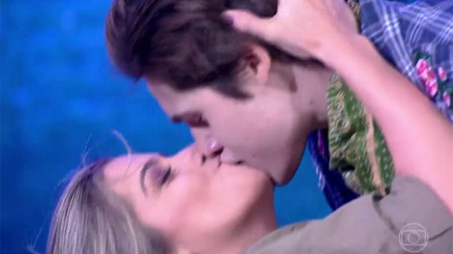 Nicolas Prattes e Mayara Araújo trocam beijão no final da apresentação na "Dança dos Famosos" - Reprodução/TV Globo