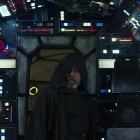 Luke (Mark Hammil) aparece na Millenium Falcon em cena de "Star Wars: Os últimos Jedi" - Reprodução/YouTube
