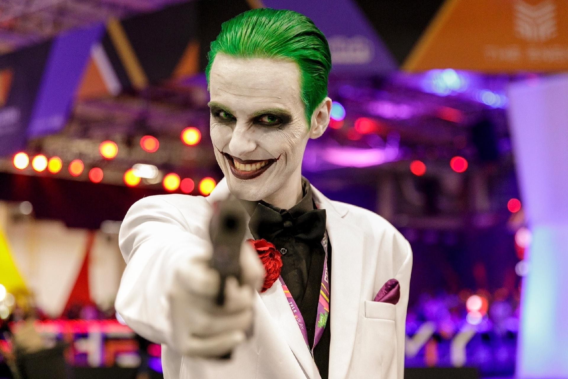 Coringa capricha no sorriso no primeiro dia da CCXP, no São Paulo Expo - Mariana Pekin/UOL