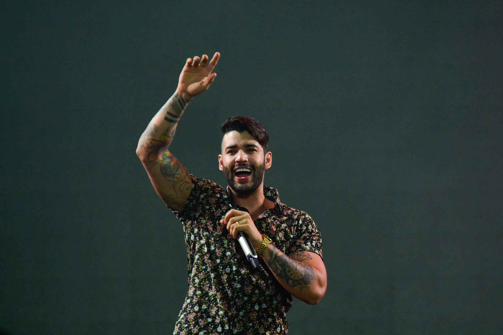 28.dez.2017 - Gusttavo Lima se apresenta na primeira noite de shows do Festival Virada em Salvador - André Muzell/Brazil News