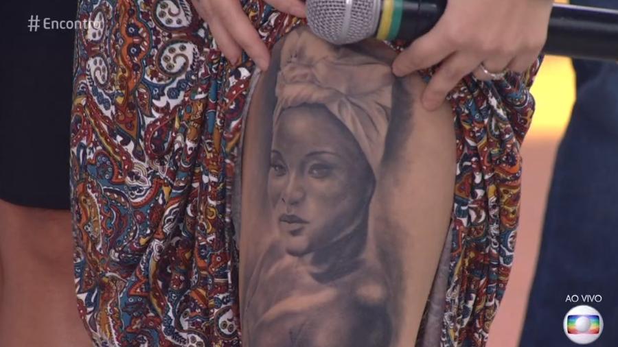 Fã tatuou o rosto de Karin Hils na perna - Reprodução/TV Globo