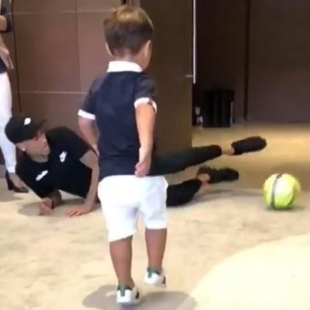 Henry, filho de Simone Mendes, joga futebol com Neymar em Paris - Montagem/UOL/Reprodução/Instagram/simoneses - Montagem/UOL/Reprodução/Instagram/simoneses