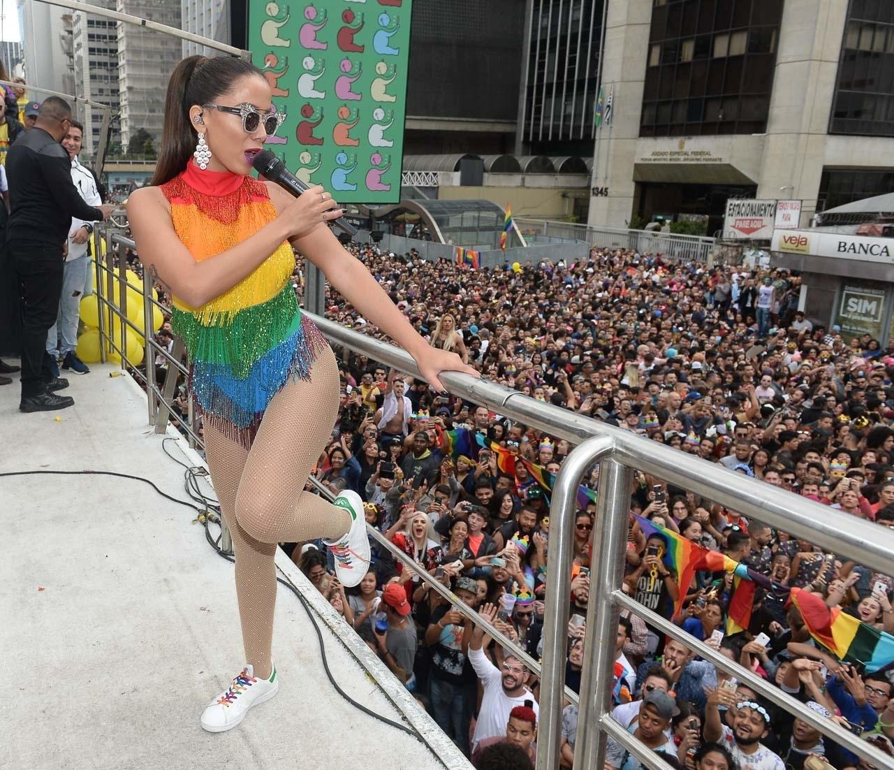 Com pop e sensualidade, cantora agitou os participantes da Parada do Orgulho LGBT - Francisco Cepeda/AgNews