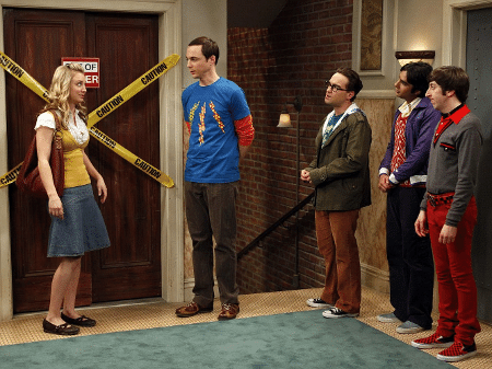 O elenco de "The Big Bang Theory" e o famoso elevador quebrado - Reprodução