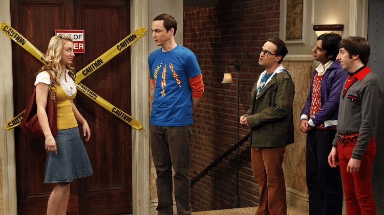 O elenco de "The Big Bang Theory" e o famoso elevador quebrado - Reprodução - Reprodução
