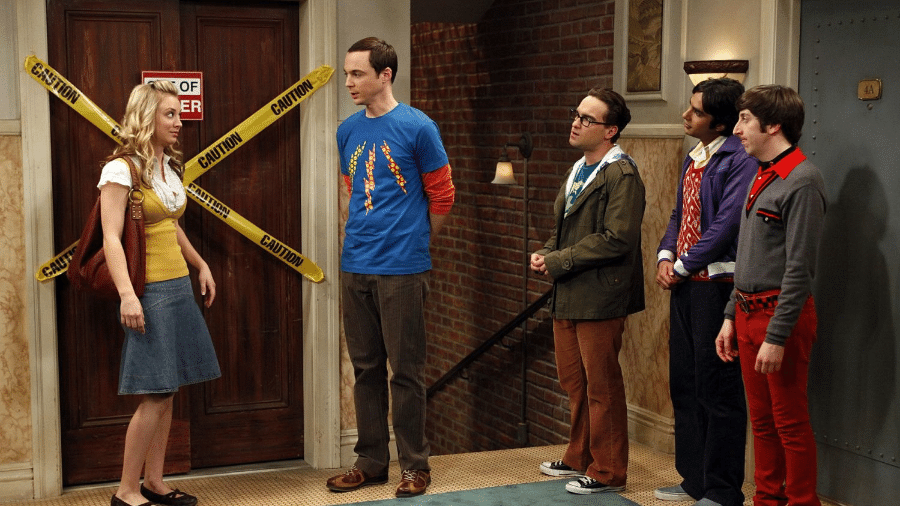 O elenco de "The Big Bang Theory" e o famoso elevador quebrado - Reprodução