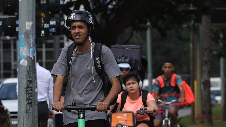 Usuário de patinete circula em São Paulo em 2019, quando serviço era muito popular, antes de desaparecer