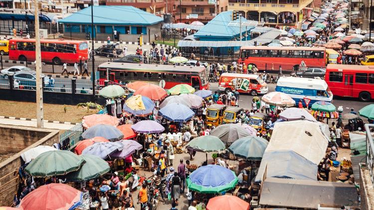 Mercado de rua em Lagos, na Nigéria, um dos países que tem maior taxa de fecundidade do mundo