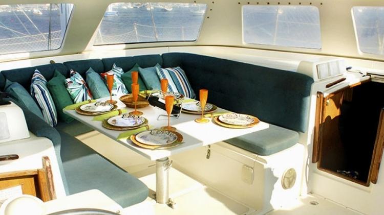 Interior do catamarã Seawind 1000, de Armando Faria, disponibilizado para aluguel pela Nautal - Divulgação