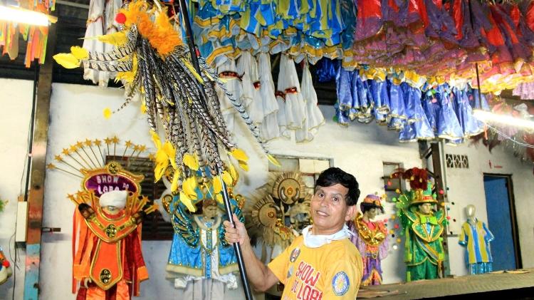 O costureiro Aroldo Tavares organiza fantasias dentro do barracão da Acadêmicos do Tucuruvi, onde mora - Renato Cipriano/Divulgação