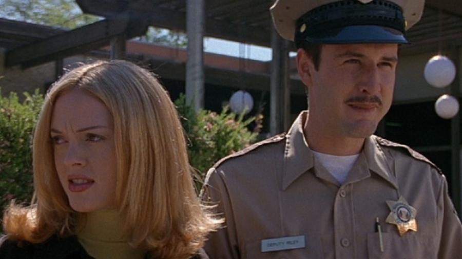 David Arquette (à dir.) com Rose McGowan em cena de "Pânico" (1996) - Reprodução/IMDb