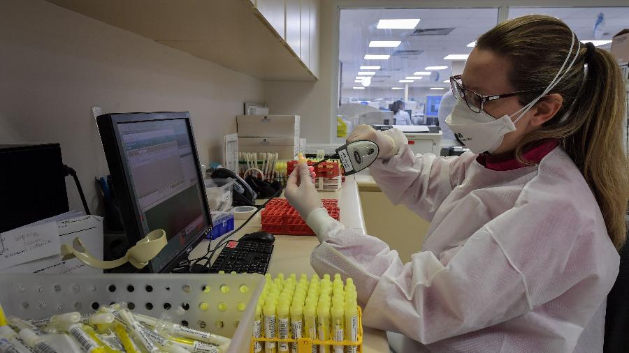 Pesquisadora do Hospital Israelita Albert Einstein, em São Paulo, trabalha com metodologia genética para detectar a covid-19 - NELSON ALMEIDA / AFP