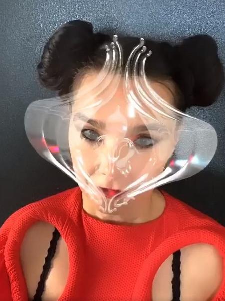 Björk apareceu em seu Instagram com uma máscara totalmente diferente - Reprodução/Instagram/@bjork