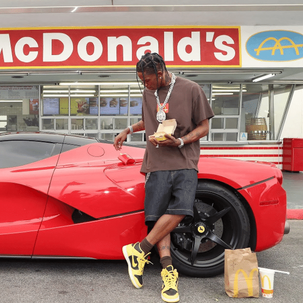 O rapper Travis Scott faz parceria com o McDonald's 
