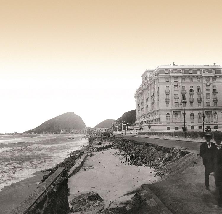 Copacabana Palace em uma foto antiga: majestoso quase isolado