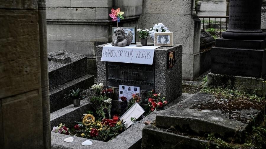 O túmulo do vocalista do The Doors, Jim Morrison, no cemitério Pere Lachaise em Paris - MARTIN BUREAU/AFP