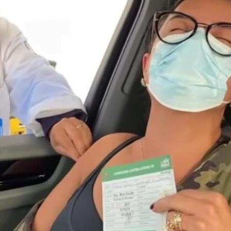 Luciele Di Camargo é vacinada contra a covid-19 - Reprodução/Instagram