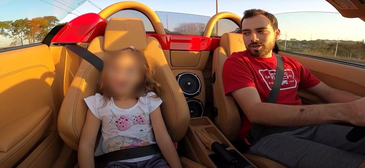 Luan Galasso grava vídeo com Ferrari conversível e filha pequena no banco do carona, sem cadeirinha e com cinto mal colocado: "Espero que acelere como o papai" - Reprodução