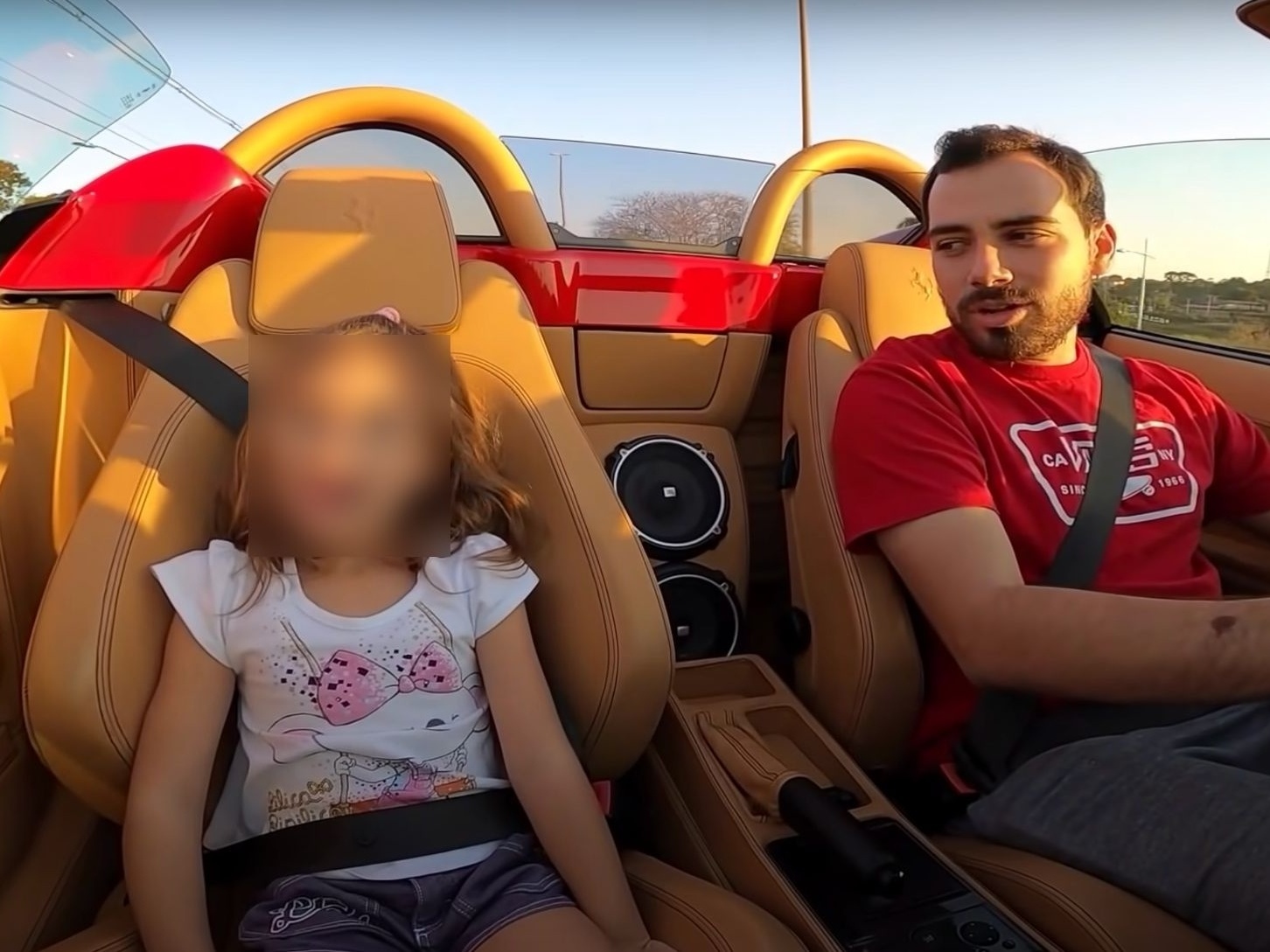 Youtuber que peitou Globo desafia leis com Ferrari e põe até filha em risco