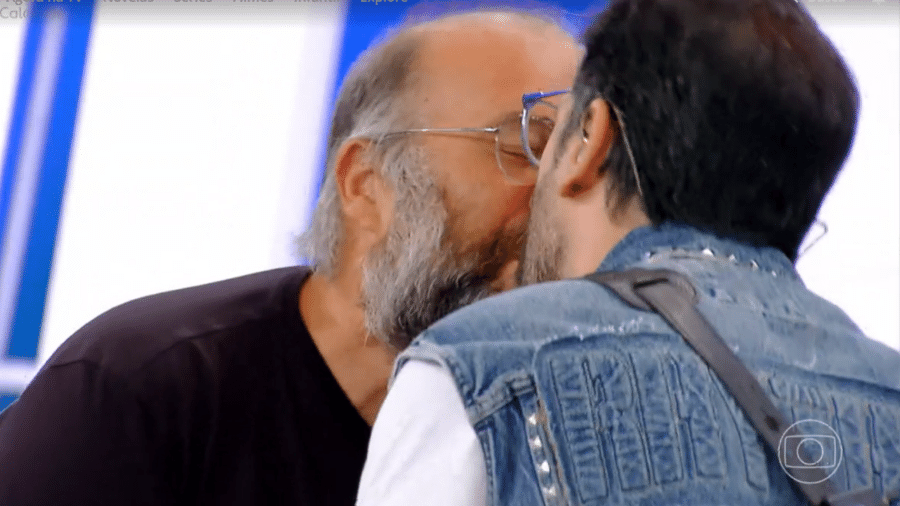 Otávio Muller e Lúcio Mauro Filho trocaram selinho durante brincadeira de Mion no "Caldeirão" - Reprodução/TV Globo