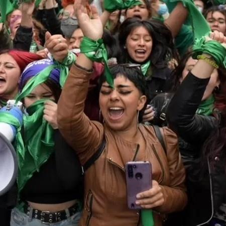 Mulheres em Bogotá comemoram decisão da Justiça que descriminalizou aborto na Colômbia; elas exibem as cores verdes, que simbolizam movimento - GettyImages