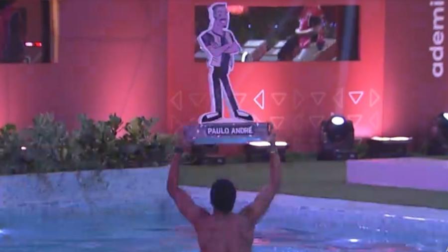 BBB 22: Paulo André pula na piscina durante programa ao vivo - Reprodução/Globoplay