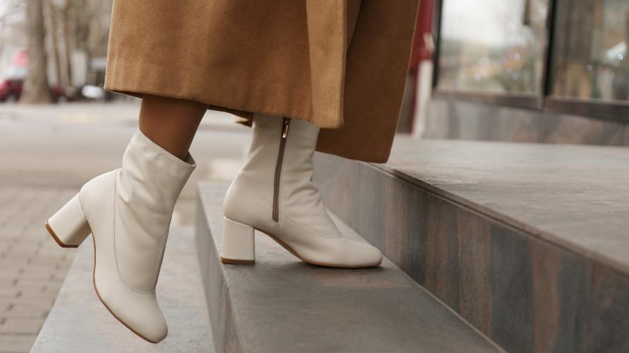 Tendência do outono-inverno, as botas brancas diversificam o look dessa estação - Getty Images/iStockphoto