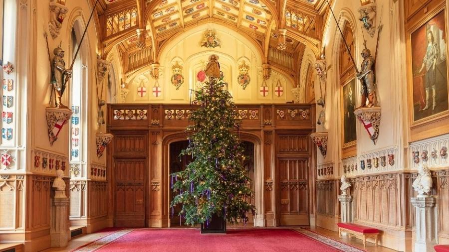 A árvore de Natal do St. George"s Hall, em Windsor, possui 6 metros de altura - Reprodução/Twitter