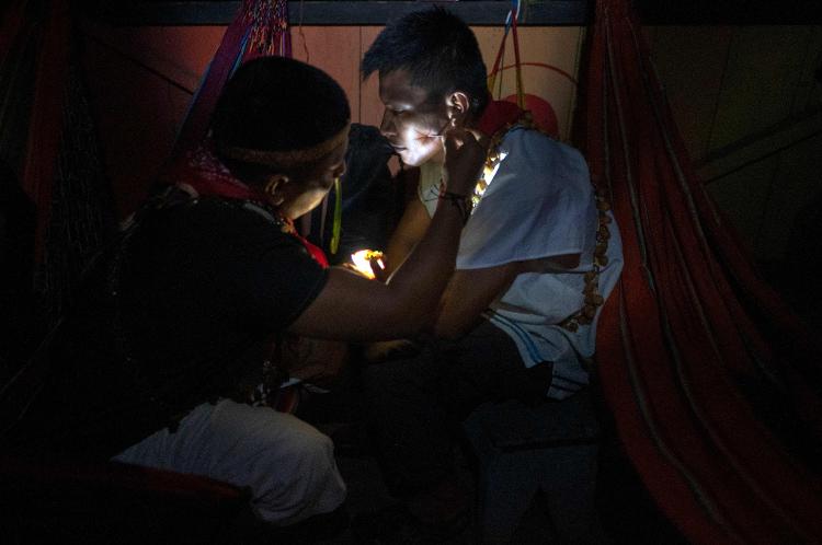 Membros do povo Cofan pintam o rosto durante a cerimônia Yagé, em que bebem a Ayahuasca, em Lago Agrio, no Equador - PEDRO PARDO/AFP - PEDRO PARDO/AFP