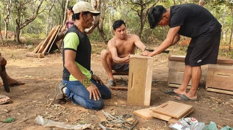 Apicultores Kuikuro preparam caixas para as futuras colmeias na aldeia Ipatse, Terra Indígena do Xingu. - Bob Kuikuro/divulgação - Bob Kuikuro/divulgação