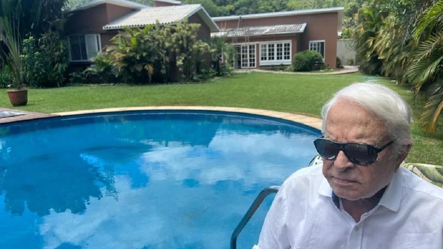 Cid Moreira mora em uma casa com piscina e cinco suítes