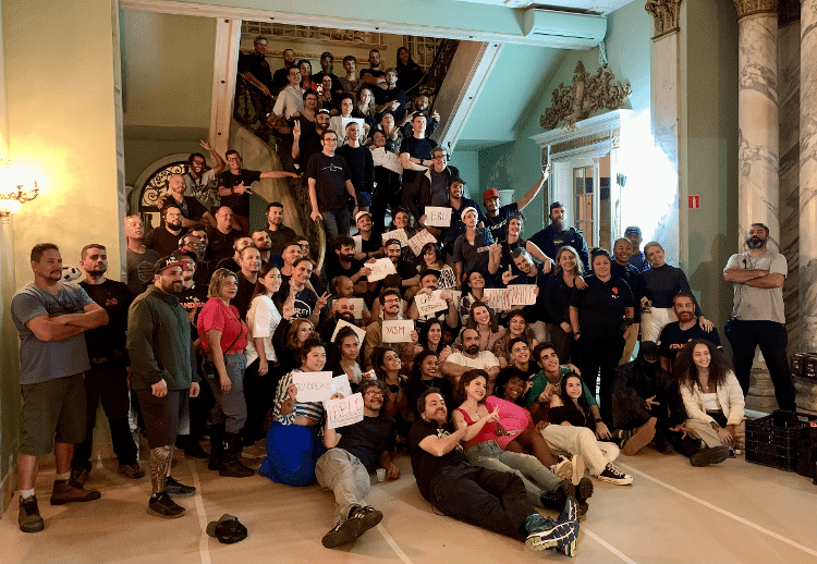 Diretor Mauricio Eça (à frente, de preto) coordena a foto de todos os envolvidos em 'Turma da Mônica Jovem' durante o último dia de filmagens