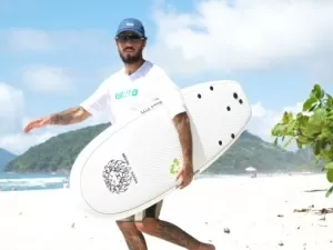 Após criar torneio mirim de surfe, Filipe Toledo lança prancha sustentável