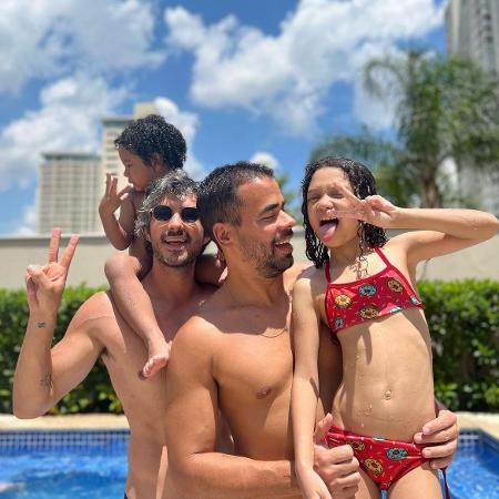 Influenciadores Paulo Tardivo e Tiago Pessoa com os filhos Sarah e Davi