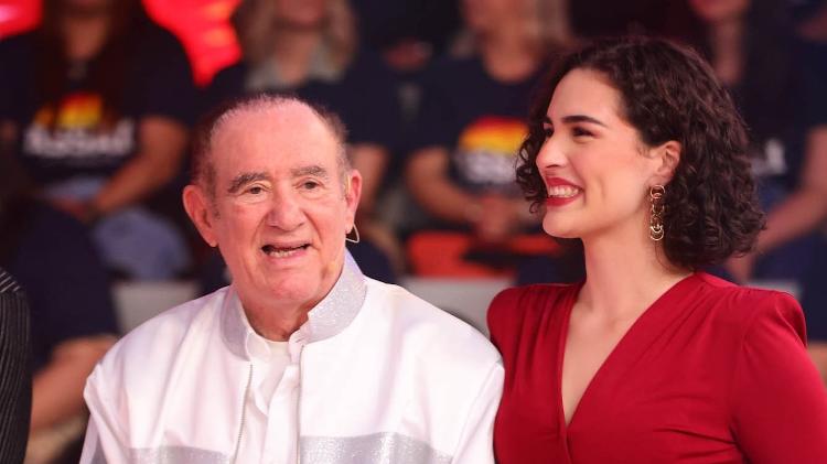 Renato Aragão e a filha, Lívian Aragão, durante o Teleton 2024