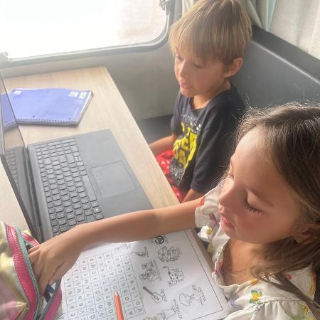 Thiago e Júlia, filhos de Fernanda Fernandes, em homeschooling Thiago e Júlia, filhos de Fernanda Fernandes, em homeschooling