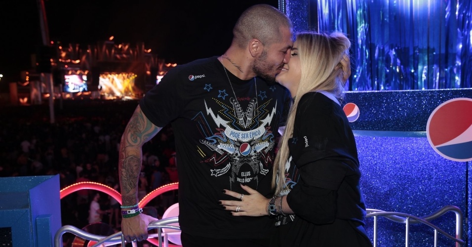 24.set.2015 - Grávidos, os ex-BBBs Aline e Fernando trocam beijos na área VIP do evento